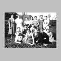 006-0039 Kursteilnehmer der Landfrauen und Maedchen nach einem Lehrgang der Landfrauenschule Wehlau im Garten bei Frau Ruthke.jpg